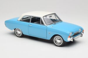 Ford Taunus 12M P1 Taunus Blue Revell 1:18 08880 Métal Moulé — image 6 sur 8