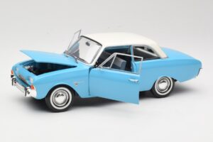 Ford Taunus 17M P2 Bleu Revell 1:18 08817 Métal Moulé — image 2 sur 8
