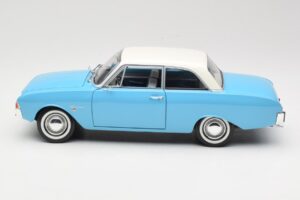 Ford Taunus 17M P2 Bleu Revell 1:18 08817 Métal Moulé — image 4 sur 8