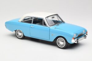 Ford Taunus 17M P2 Bleu Revell 1:18 08817 Métal Moulé — image 6 sur 8