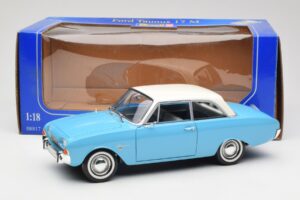 Ford Taunus 17M P2 Bleu Revell 1:18 08817 Métal Moulé — image 8 sur 8
