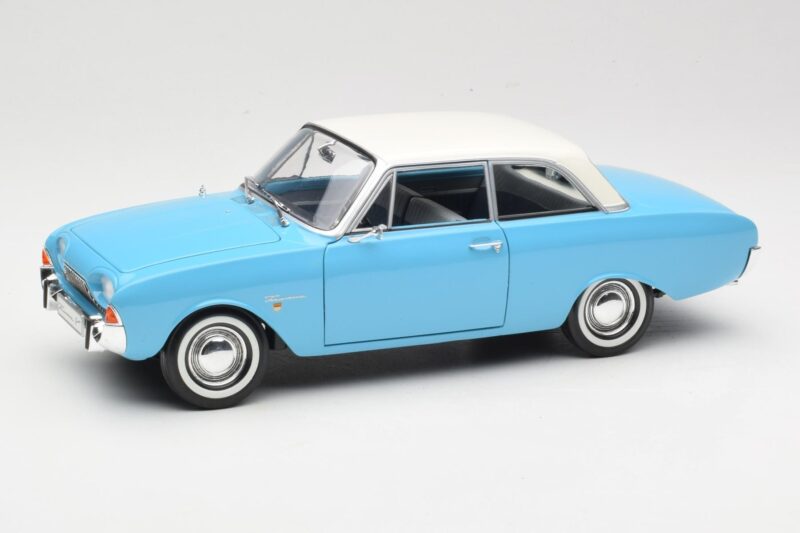 Ford Taunus 17M P2 Bleu Revell 1:18 08817 Métal Moulé