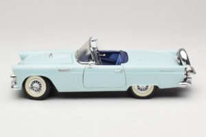 Ford Thunderbird Vert Revell 1:18 8804-G1 Métal Moulé — image 4 sur 8