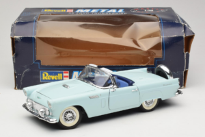 Ford Thunderbird Vert Revell 1:18 8804-G1 Métal Moulé — image 8 sur 8