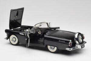 Ford Thunderbird Cabriolet Noir Revell 1:18 8818-M1 Métal Moulé — image 5 sur 8