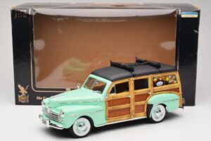 Ford Woody Panel Wagon Vert Menthe Road Signature 1:18 20028 Métal Moulé — image 8 sur 8