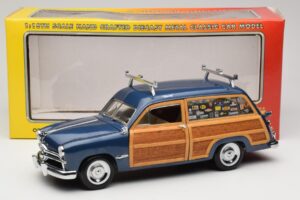 Ford Woody Station Wagon Bayview Blue Surf Shop Motor City 1:18 60002 Métal Moulé — image 8 sur 8