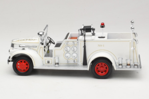 GMC Camion de Pompiers Blanc Road Signature 1:18 20068 Métal Moulé — image 4 sur 9