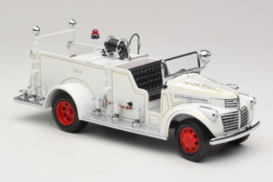 GMC Camion de Pompiers Blanc Road Signature 1:18 20068 Métal Moulé — image 6 sur 9