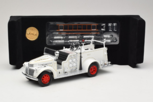 GMC Camion de Pompiers Blanc Road Signature 1:18 20068 Métal Moulé — image 8 sur 9