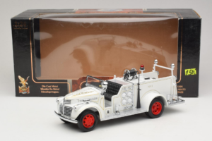 GMC Camion de Pompiers Blanc Road Signature 1:18 20068 Métal Moulé — image 9 sur 9