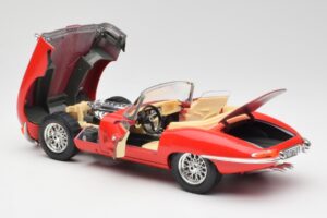 Jaguar E-Type Cabriolet Rouge Bburago 1:18 3016 Métal Moulé — image 5 sur 8