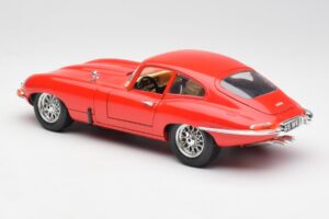 Jaguar E-Type Rouge Bburago 1:18 3018 Métal Moulé — image 7 sur 8
