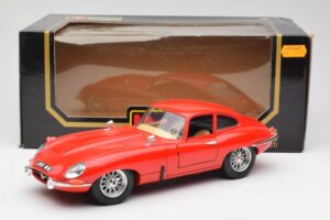 Jaguar E-Type Rouge Bburago 1:18 3018 Métal Moulé — image 8 sur 8