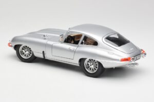 Jaguar E-Type Series 1 Argent Bburago 1:18 3018-M2 Métal Moulé — image 7 sur 8