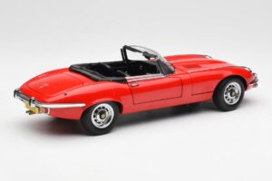 Jaguar E-Type Roadster Series III V12 Rouge AUTOart 1:18 73523 Métal Moulé — image 3 sur 8