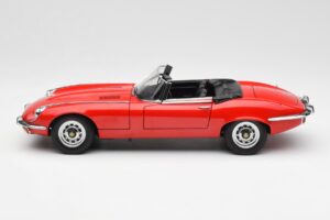 Jaguar E-Type Roadster Series III V12 Rouge AUTOart 1:18 73523 Métal Moulé — image 4 sur 8