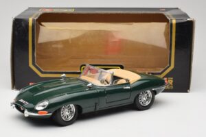 Jaguar E-Type Series 1 Roadster Vert Bburago 1:18 3018-M5 Métal Moulé — image 8 sur 8