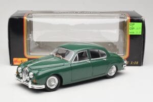 Jaguar Mark II British Racing Vert & Intérieur Bleu Maisto 1:18 59001 Métal Moulé — image 8 sur 8