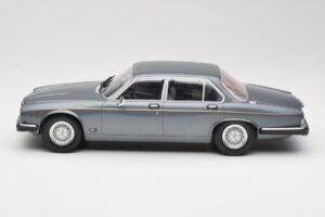 Jaguar XJ Series III Metallic Grey MCG 1:18 MCG18177 Métal Moulé — image 3 sur 6