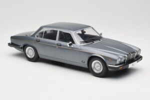 Jaguar XJ Series III Metallic Grey MCG 1:18 MCG18177 Métal Moulé — image 4 sur 6