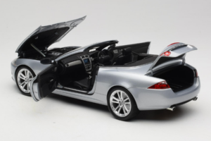 Jaguar XK X150 Cabriolet Argent Minichamps 1:18 153130533 Métal Moulé — image 5 sur 8