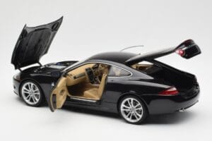 Jaguar XK-R X150 Midnight Noir AUTOart 1:18 73632 Métal Moulé — image 5 sur 8