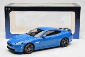 Jaguar XKR-S X150 French Racing Bleu AUTOart 1:18 73641 Métal Moulé — image 8 sur 8