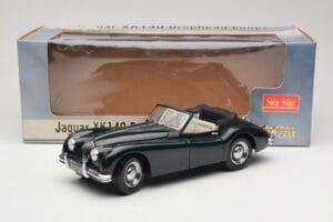 Jaguar XK140 Drophead Coupe Noir Sun Star 1:18 2802 Métal Moulé — image 8 sur 8