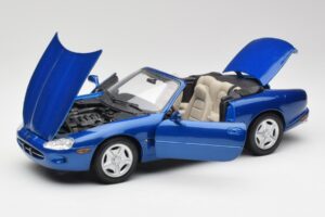 Jaguar XK8 X100 Cabriolet Azure Bleu Maisto 1:18 50286 Métal Moulé — image 2 sur 8