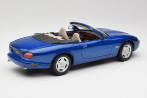 Jaguar XK8 X100 Cabriolet Azure Bleu Maisto 1:18 50286 Métal Moulé — image 3 sur 8