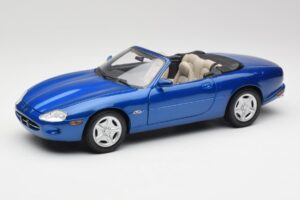 Jaguar XK8 X100 Cabriolet Azure Bleu Maisto 1:18 50286 Métal Moulé