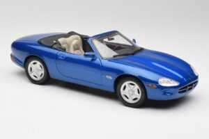 Jaguar XK8 X100 Cabriolet Azure Bleu Maisto 1:18 50286 Métal Moulé — image 6 sur 8