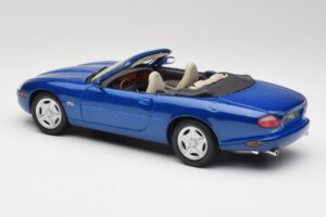 Jaguar XK8 X100 Cabriolet Azure Bleu Maisto 1:18 50286 Métal Moulé — image 7 sur 8