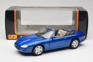 Jaguar XK8 X100 Cabriolet Azure Bleu Maisto 1:18 50286 Métal Moulé — image 8 sur 8