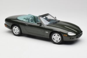 Jaguar XK8 X100 Cabriolet British Racing Vert Maisto 1:18 50285 Métal Moulé — image 6 sur 8