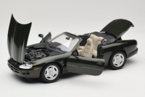 Jaguar XK8 Green Metallic Gris Clair Intérieur Maisto 1:18 31836 Métal Moulé — image 2 sur 8