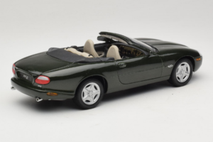 Jaguar XK8 Green Metallic Gris Clair Intérieur Maisto 1:18 31836 Métal Moulé — image 3 sur 8