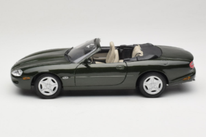 Jaguar XK8 Green Metallic Gris Clair Intérieur Maisto 1:18 31836 Métal Moulé — image 4 sur 8