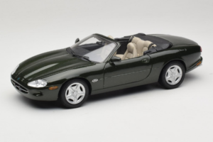 Jaguar XK8 Green Metallic Gris Clair Intérieur Maisto 1:18 31836 Métal Moulé