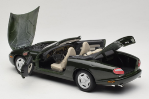 Jaguar XK8 Green Metallic Gris Clair Intérieur Maisto 1:18 31836 Métal Moulé — image 5 sur 8