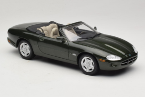 Jaguar XK8 Green Metallic Gris Clair Intérieur Maisto 1:18 31836 Métal Moulé — image 6 sur 8