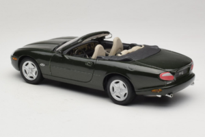 Jaguar XK8 Green Metallic Gris Clair Intérieur Maisto 1:18 31836 Métal Moulé — image 7 sur 8