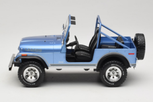 Jeep CJ-7 Laredo Bleu MCG 1:18 MCG18553 Métal Moulé — image 3 sur 6
