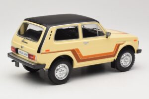 Lada Niva 2121 California Beige MCG 1:18 MCG18004 Métal Moulé — image 2 sur 6