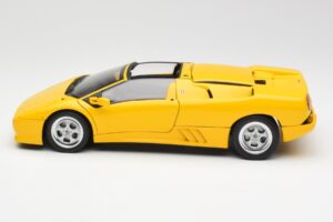 Lamborghini Diablo Roadster Jaune AUTOart 1:18 70092 Métal Moulé — image 4 sur 8