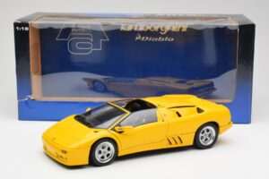 Lamborghini Diablo Roadster Jaune AUTOart 1:18 70092 Métal Moulé — image 8 sur 8