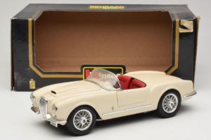 Lancia Aurelia B24 Spider Beige Bburago 1:18 3010-M2 Métal Moulé — image 8 sur 8