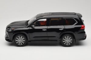Lexus LX570 J200 Noir LCD 1:18 LCD18010-BL Métal Moulé — image 4 sur 8