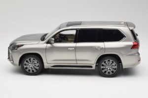 Lexus LX570 Sonic Titane Kyosho 1:18 08955T Métal Moulé — image 4 sur 8